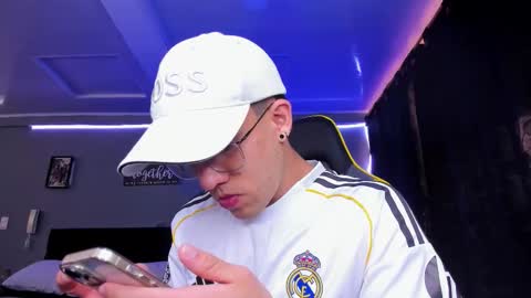 Snapshot of alexgiraldo__ chatting on 11-13-25, 02:38 alexgiraldo__ online show from 11-13-25, 02:38