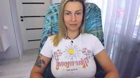 Snapshot of alexiayellow chatting on 05-27-26, 10:01 Alexia online show from 05-27-26, 10:01