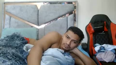 Snapshot of alexvsluisa chatting on 06-25-26, 03:05 alex y luisa online show from 06-25-26, 03:05