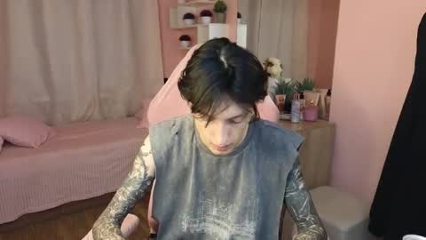 Snapshot of alexxone_ chatting on 09-28-25, 12:21 Alex online show from 09-28-25, 12:21