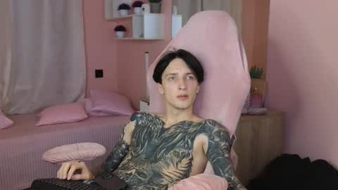 Snapshot of alexxone_ chatting on 10-16-25, 04:30 Alex online show from 10-16-25, 04:30