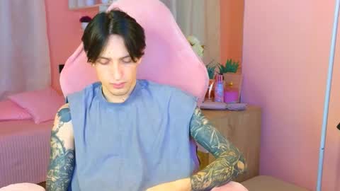 Snapshot of alexxone_ chatting on 10-19-25, 01:12 Alex online show from 10-19-25, 01:12