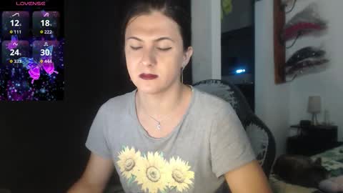 Snapshot of alguien_mas01 chatting on 12-23-25, 02:42 cami online show from 12-23-25, 02:42