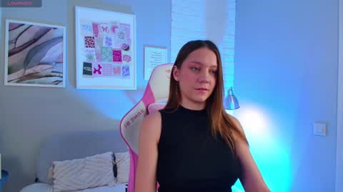 Snapshot of alice_charmy chatting on 03-04-25, 05:11 Alice in Wonderland online show from 03-04-25, 05:11