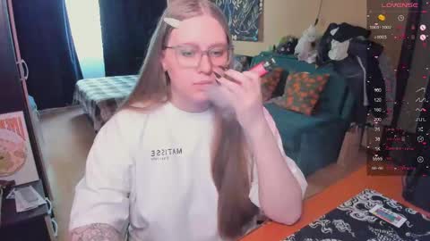 Snapshot of alice_dreamgirl_ chatting on 05-05-26, 10:56 Alice 3 online show from 05-05-26, 10:56