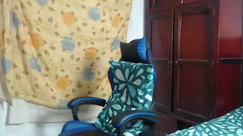 Snapshot of alice_julls chatting on 06-25-26, 06:45 alice online show from 06-25-26, 06:45