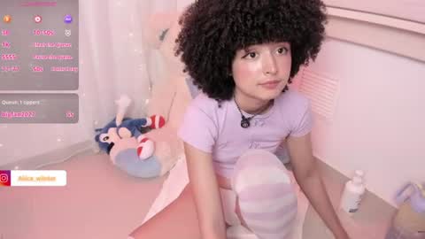 Snapshot of alice_wiinter chatting on 06-25-26, 05:12 Alice online show from 06-25-26, 05:12