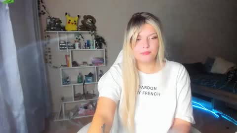 Snapshot of alicecaseyy chatting on 10-16-25, 07:37 AliceCasey online show from 10-16-25, 07:37