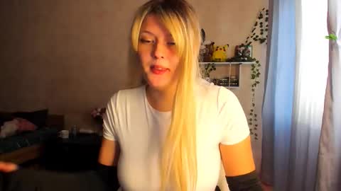 Snapshot of alicecaseyy chatting on 10-29-25, 01:24 AliceCasey online show from 10-29-25, 01:24