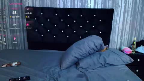 Snapshot of alicee_moonn chatting on 12-16-25, 07:19 alicee_moonn online show from 12-16-25, 07:19