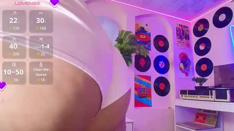 Snapshot of alicee_revess chatting on 09-10-25, 11:32 Danna online show from 09-10-25, 11:32