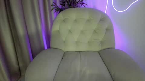 Snapshot of alicelevine chatting on 05-20-26, 04:18 AliceLevine online show from 05-20-26, 04:18