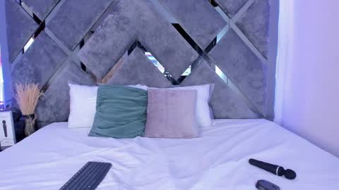 Alice  online show from 01-23-25, 02:39