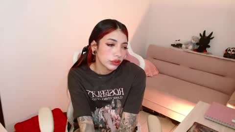 Snapshot of alicia_key_ chatting on 04-16-26, 05:52 ALICIA online show from 04-16-26, 05:52