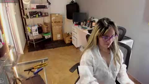 Snapshot of alicia_thompsonn chatting on 07-29-26, 01:31 Alice online show from 07-29-26, 01:31