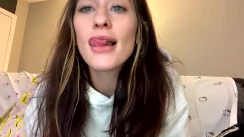 Snapshot of aliciacolette123 chatting on 11-25-25, 05:57 teacherspet69 online show from 11-25-25, 05:57