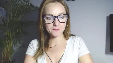 Snapshot of alicialux chatting on 01-16-26, 07:23 Alicia online show from 01-16-26, 07:23