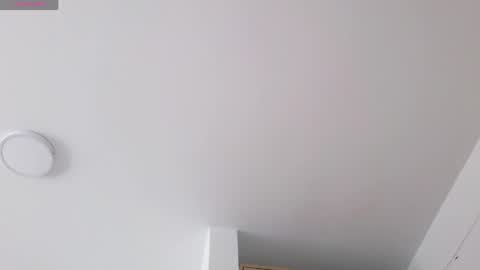 aliciia_23 online show from 04-22-26, 08:21