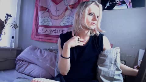 Snapshot of alien_bella chatting on 02-28-26, 01:23 Alien Bella online show from 02-28-26, 01:23