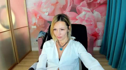 Snapshot of alinamoor chatting on 12-23-25, 01:47 AlinaMoor online show from 12-23-25, 01:47