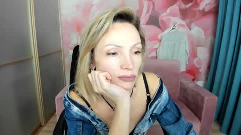 Snapshot of alinamoor chatting on 02-14-26, 07:10 AlinaMoor online show from 02-14-26, 07:10