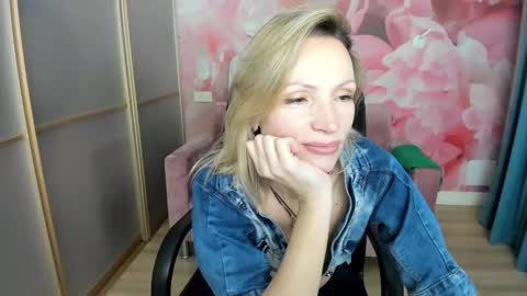 Snapshot of alinamoor chatting on 02-17-26, 02:30 AlinaMoor online show from 02-17-26, 02:30
