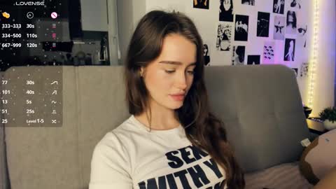 Snapshot of alivialovely chatting on 12-17-25, 09:37 Alivia online show from 12-17-25, 09:37