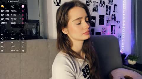 Snapshot of alivialovely chatting on 12-22-25, 09:06 Alivia online show from 12-22-25, 09:06