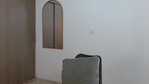 Snapshot of alixmartin1 chatting on 12-21-25, 02:30 alix online show from 12-21-25, 02:30