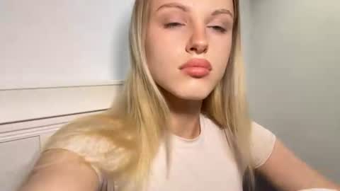 Snapshot of allaloffredo chatting on 07-18-26, 04:11 Kate online show from 07-18-26, 04:11