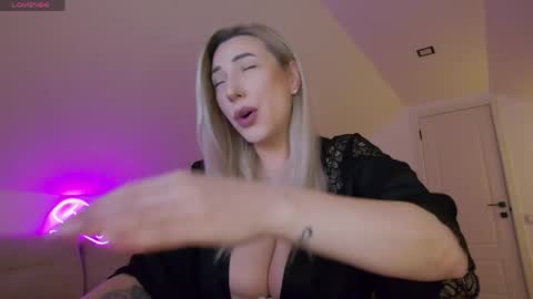 A day u didnt smile is a lost day online show from 04-13-26, 07:03