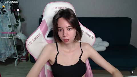 Snapshot of allie_hazie chatting on 10-31-25, 12:33 alice online show from 10-31-25, 12:33