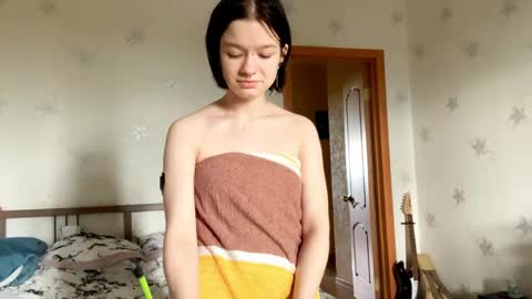 Snapshot of allisonbreese chatting on 05-28-26, 12:46 Viola online show from 05-28-26, 12:46