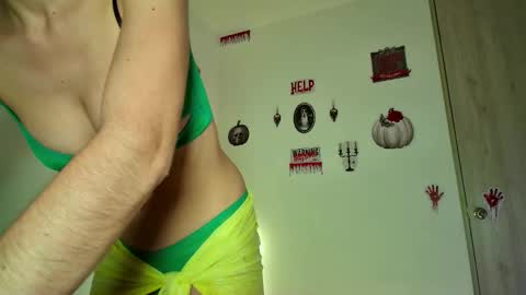 Snapshot of allisson_rose chatting on 10-17-25, 06:27 Alli online show from 10-17-25, 06:27