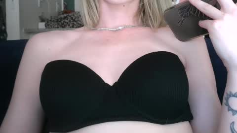 Snapshot of allyoursss1212 chatting on 06-13-26, 01:25 Ally Girl In Her Ally World online show from 06-13-26, 01:25