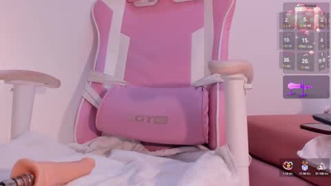 Snapshot of allyson_petite chatting on 10-21-25, 08:42 Allyson online show from 10-21-25, 08:42