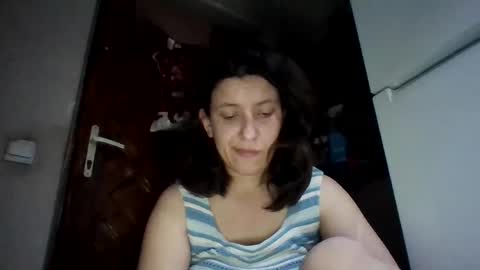 Snapshot of alma_amy chatting on 01-05-25, 08:52 Alma online show from 01-05-25, 08:52