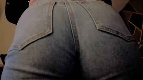 Snapshot of almma_ chatting on 10-21-25, 02:07 ALMMA online show from 10-21-25, 02:07