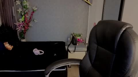 Snapshot of almma_ chatting on 10-22-25, 01:22 ALMMA online show from 10-22-25, 01:22