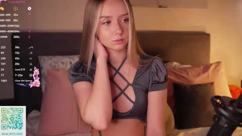 Lia online show from 11-22-25, 03:27