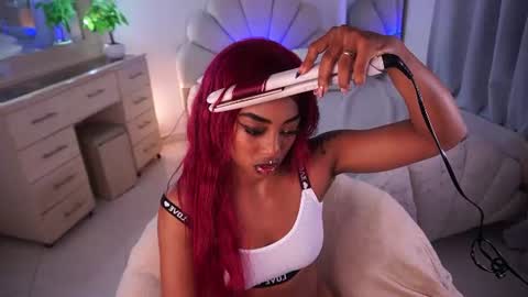 Snapshot of alondrraparrow chatting on 06-19-26, 08:40 Alondra online show from 06-19-26, 08:40
