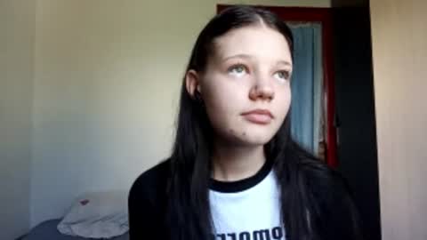 Snapshot of alverabejaran chatting on 07-30-26, 08:24 Emma online show from 07-30-26, 08:24