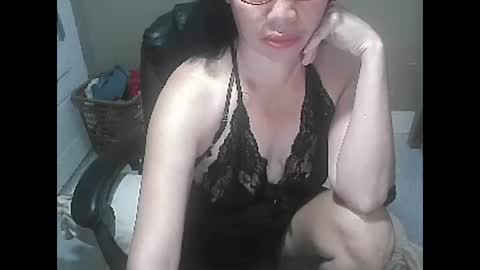 Snapshot of amanda_pinaymama chatting on 02-04-25, 11:49 amanda online show from 02-04-25, 11:49