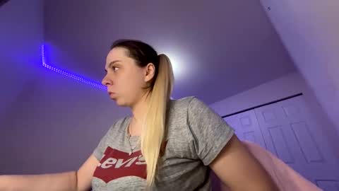 Snapshot of amandainbloom chatting on 02-27-25, 09:43 Amanda online show from 02-27-25, 09:43