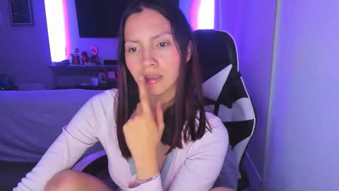 Snapshot of amara_22_ chatting on 09-09-25, 03:17 Liz online show from 09-09-25, 03:17