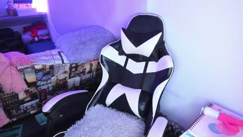 Snapshot of amara_22_ chatting on 03-11-26, 04:18 Liz online show from 03-11-26, 04:18