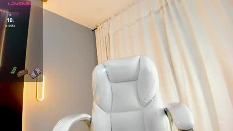 Snapshot of amara_lune chatting on 04-24-26, 01:24 online show from 04-24-26, 01:24