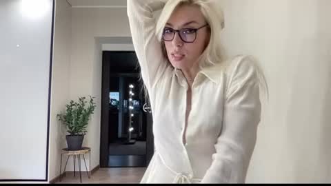 Kelly online show from 06-12-26, 07:51