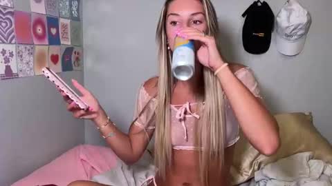 Snapshot of ambiebambiii chatting on 05-19-26, 01:22 ambie bambi amber griz online show from 05-19-26, 01:22