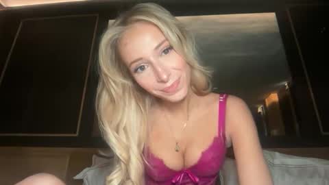 Snapshot of ambrefleur chatting on 03-17-26, 09:12 Ambre online show from 03-17-26, 09:12